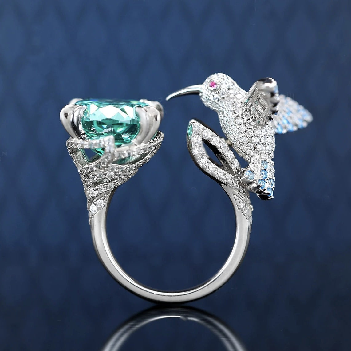 Traditional silver-plated bamboo bracelet with bamboo motifs, symbolizing peace and prosperity, and a string of bamboo leaves representing continuous advancement – a niche women's bracelet.