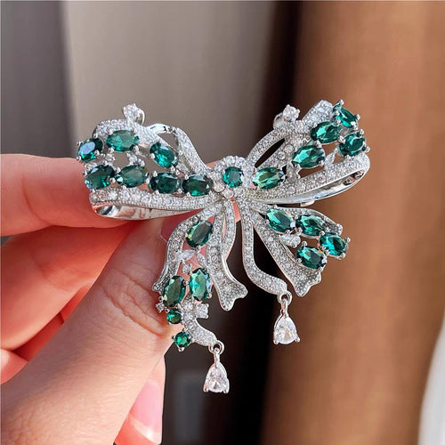 Luxurious, heavy-duty, elegant, and sophisticated full-diamond butterfly brooch; high-quality replica emerald green; niche fashion sweater accessory; classic.