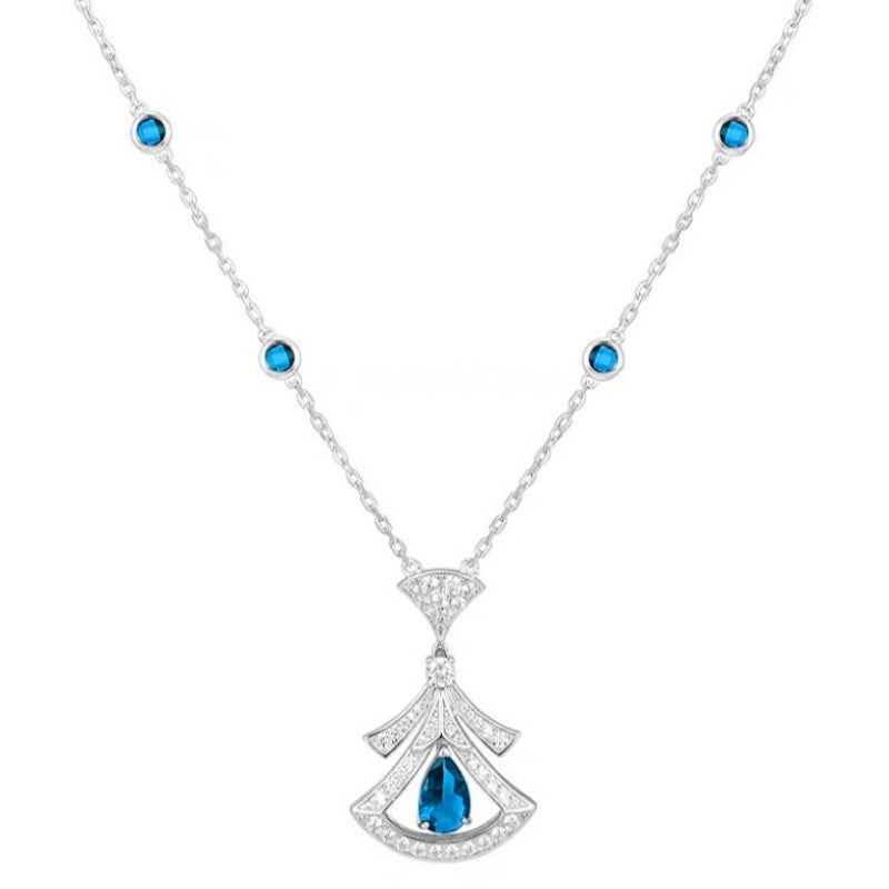 Emerald fan-shaped mini skirt earrings exude a luxurious and sophisticated feel, with classic and elegant style.