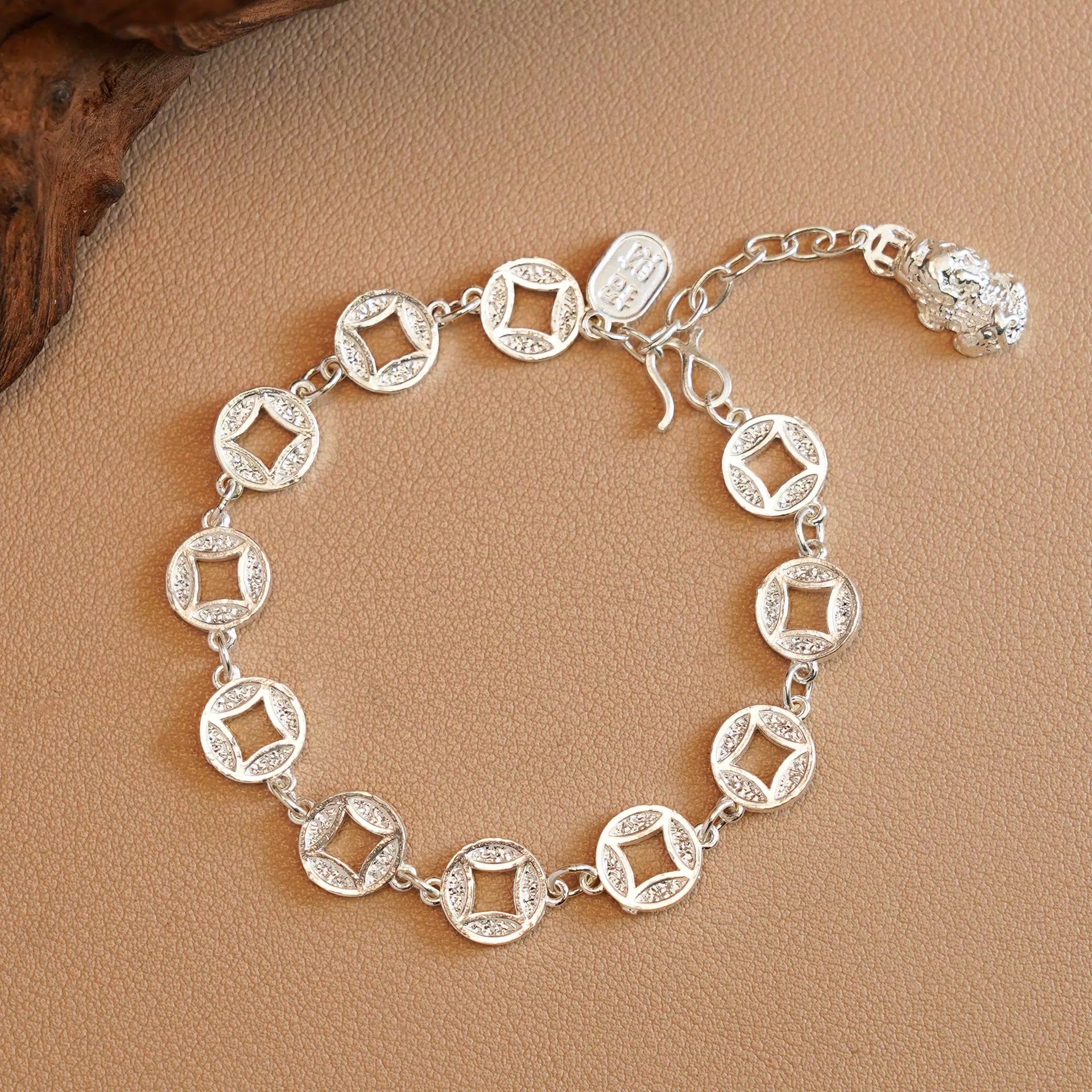 Sterling silver coin and Pixiu ethnic style bracelet, attracting wealth and good fortune, niche design, fashionable, exquisite and light luxury.