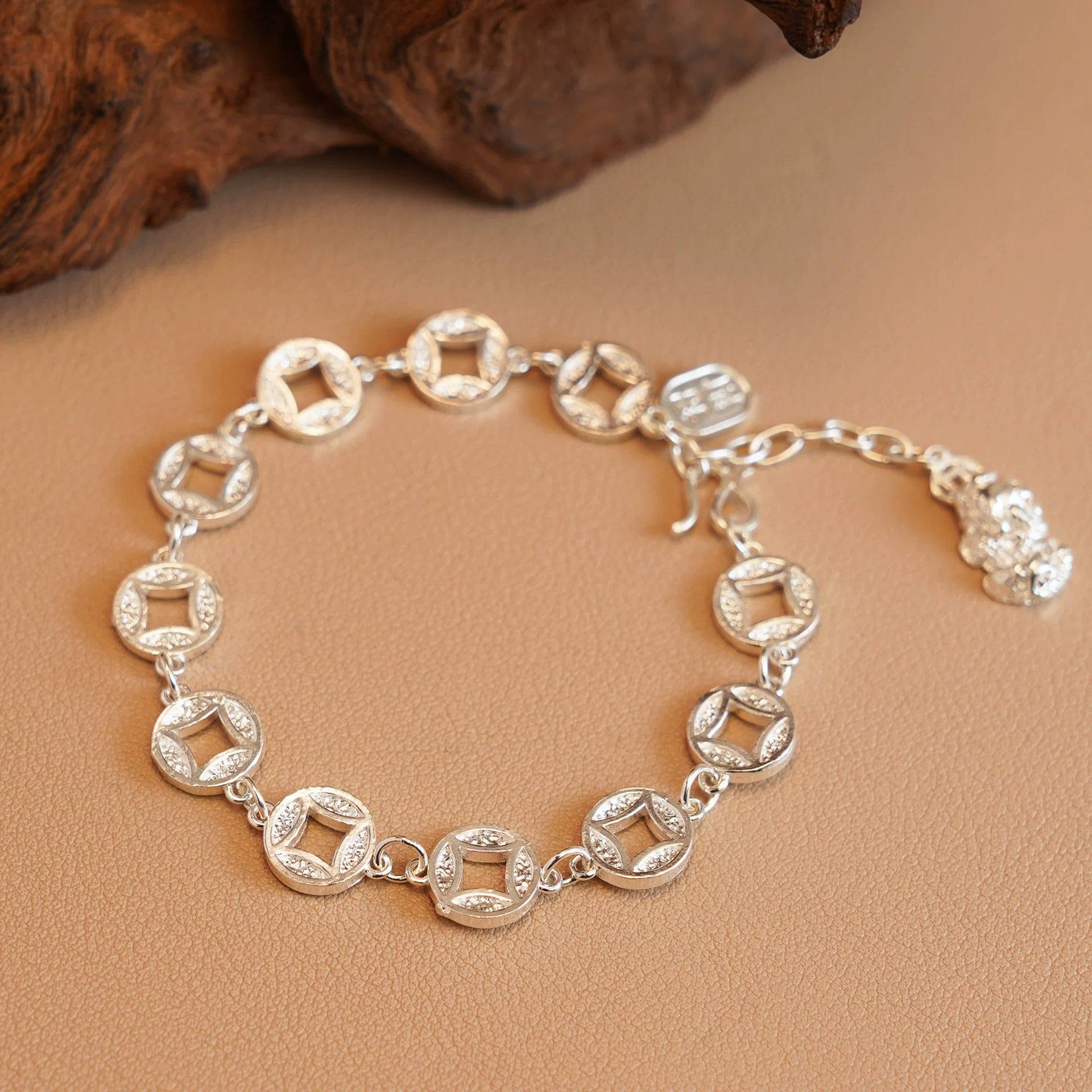 Sterling silver coin and Pixiu ethnic style bracelet, attracting wealth and good fortune, niche design, fashionable, exquisite and light luxury.