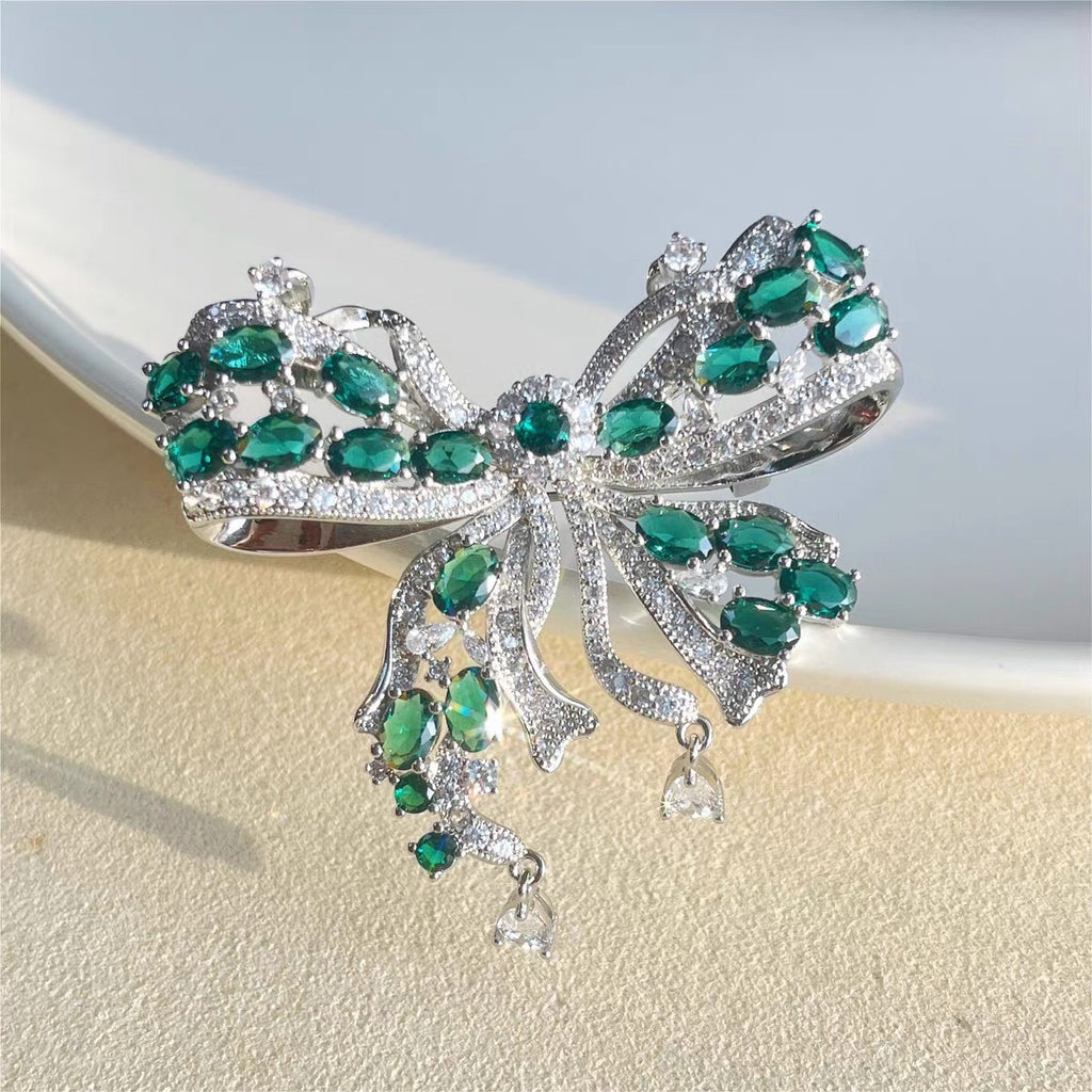 Luxurious, heavy-duty, elegant, and sophisticated full-diamond butterfly brooch; high-quality replica emerald green; niche fashion sweater accessory; classic.