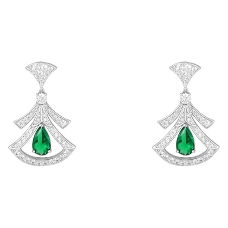 Emerald fan-shaped mini skirt earrings exude a luxurious and sophisticated feel, with classic and elegant style.