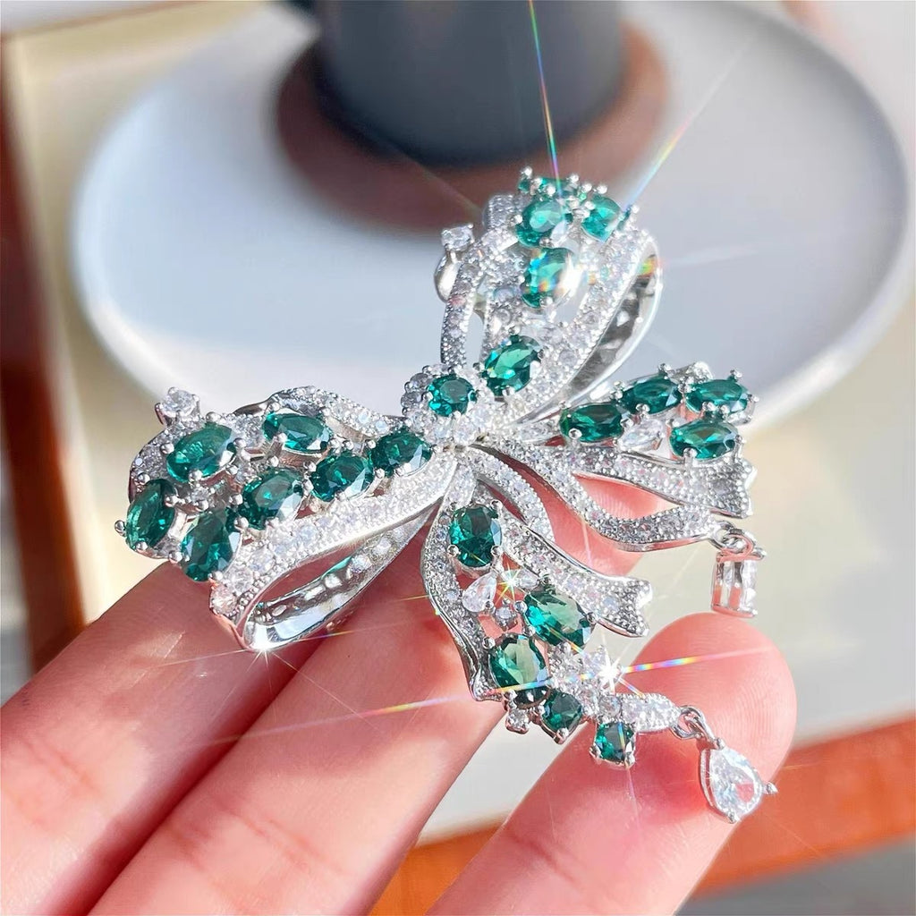 Luxurious, heavy-duty, elegant, and sophisticated full-diamond butterfly brooch; high-quality replica emerald green; niche fashion sweater accessory; classic.