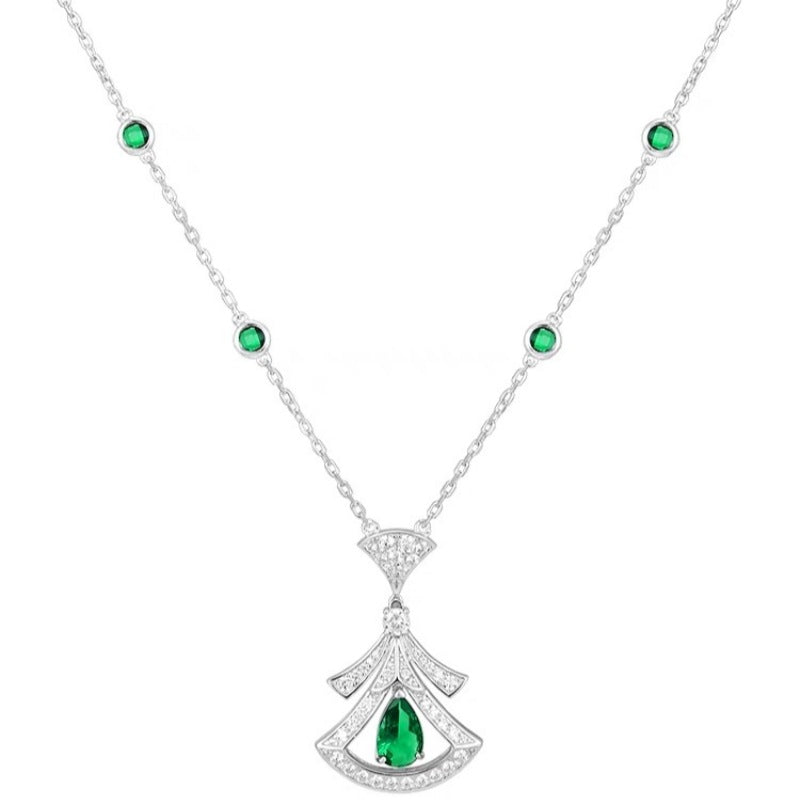 Emerald fan-shaped mini skirt earrings exude a luxurious and sophisticated feel, with classic and elegant style.