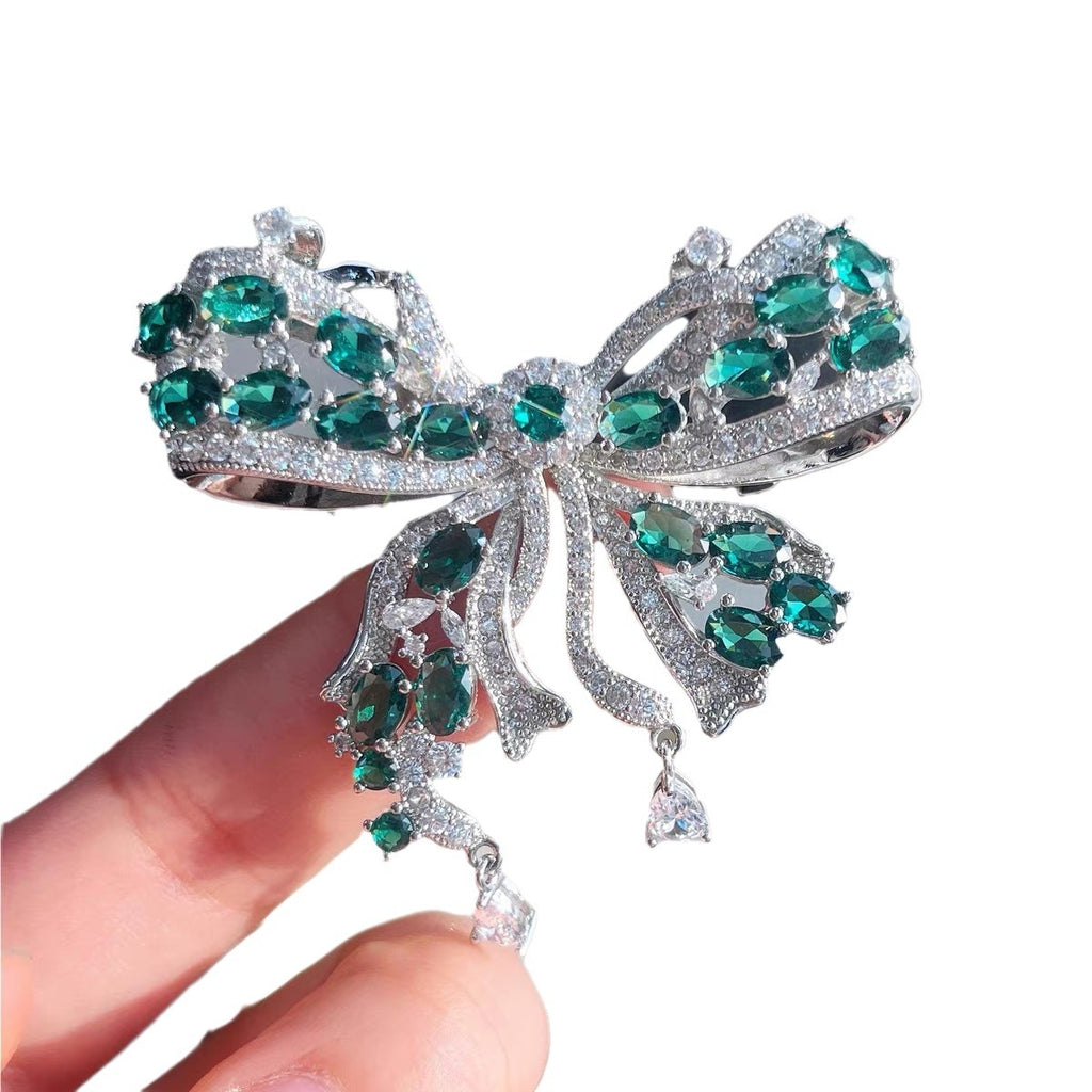 Luxurious, heavy-duty, elegant, and sophisticated full-diamond butterfly brooch; high-quality replica emerald green; niche fashion sweater accessory; classic.