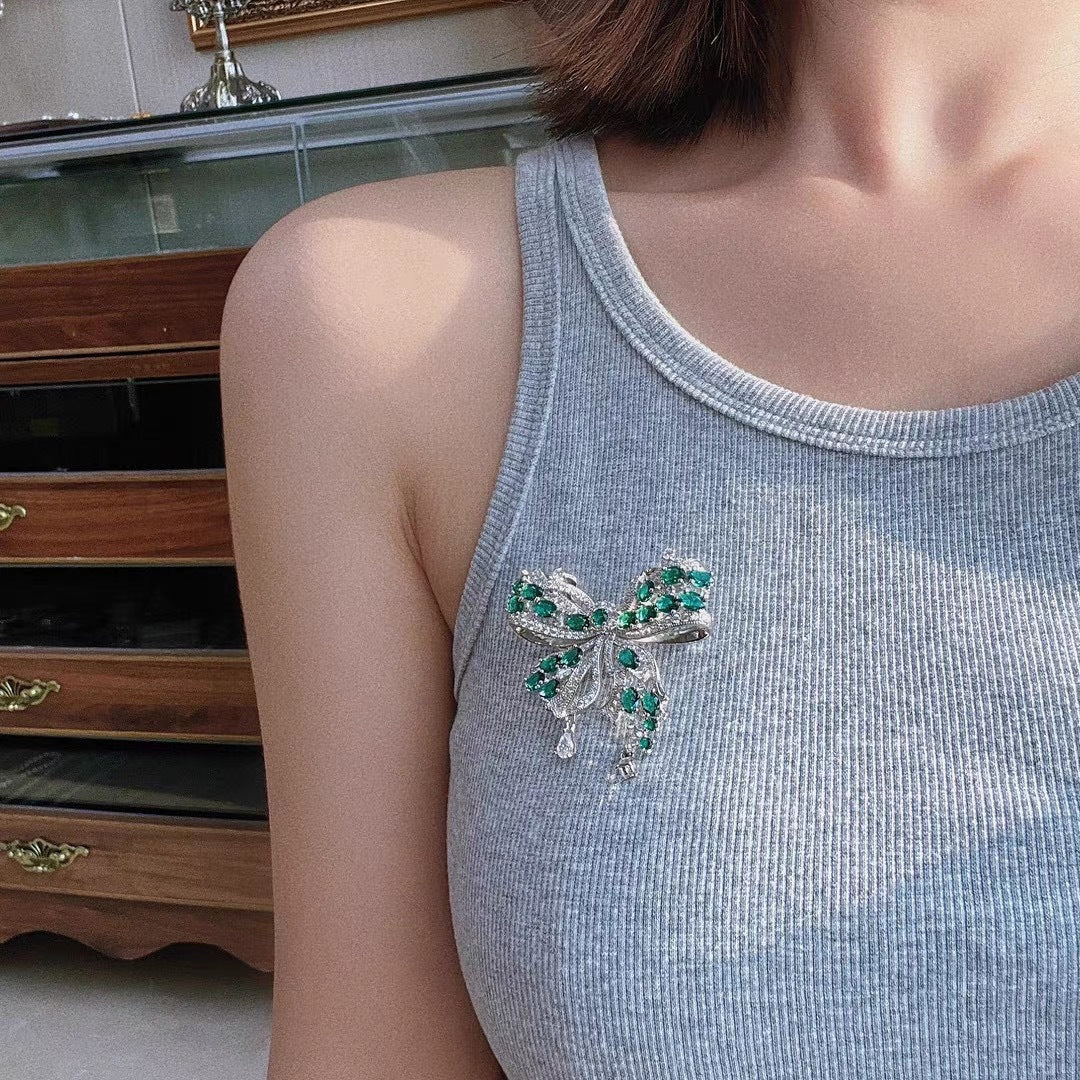 Luxurious, heavy-duty, elegant, and sophisticated full-diamond butterfly brooch; high-quality replica emerald green; niche fashion sweater accessory; classic.