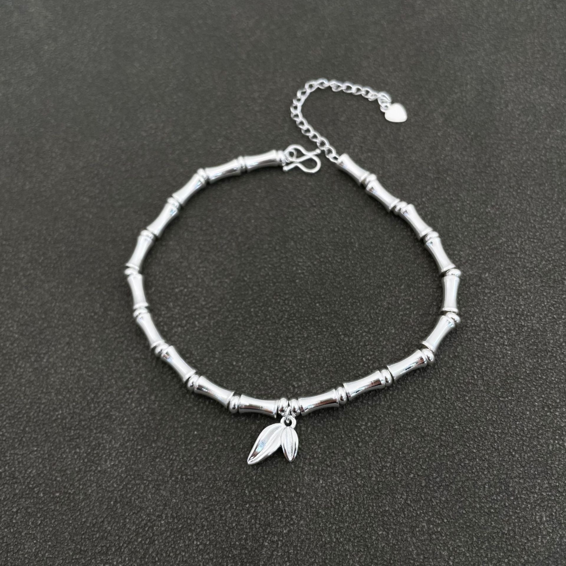 Traditional silver-plated bamboo bracelet with bamboo motifs, symbolizing peace and prosperity, and a string of bamboo leaves representing continuous advancement – a niche women's bracelet.