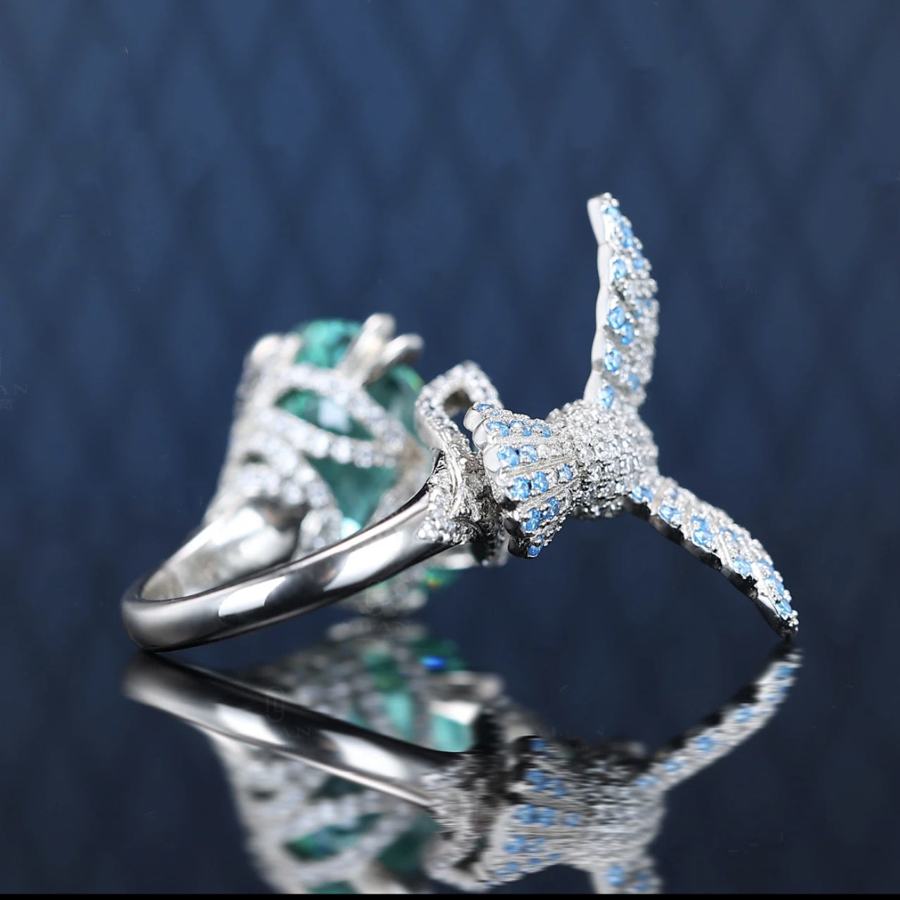 Traditional silver-plated bamboo bracelet with bamboo motifs, symbolizing peace and prosperity, and a string of bamboo leaves representing continuous advancement – a niche women's bracelet.